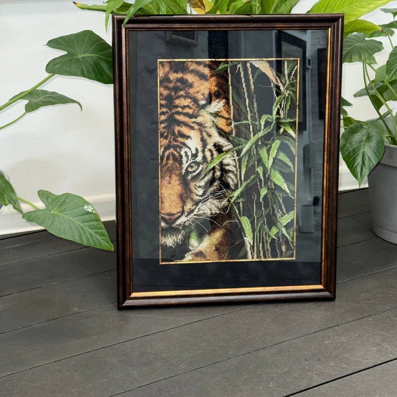 Оформление вышивки в багет на чёрной канве